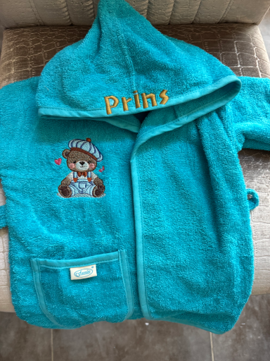 Turkoois kleurige badjas met capuchon en teddybeer-ontwerp met de tekst "Prins".